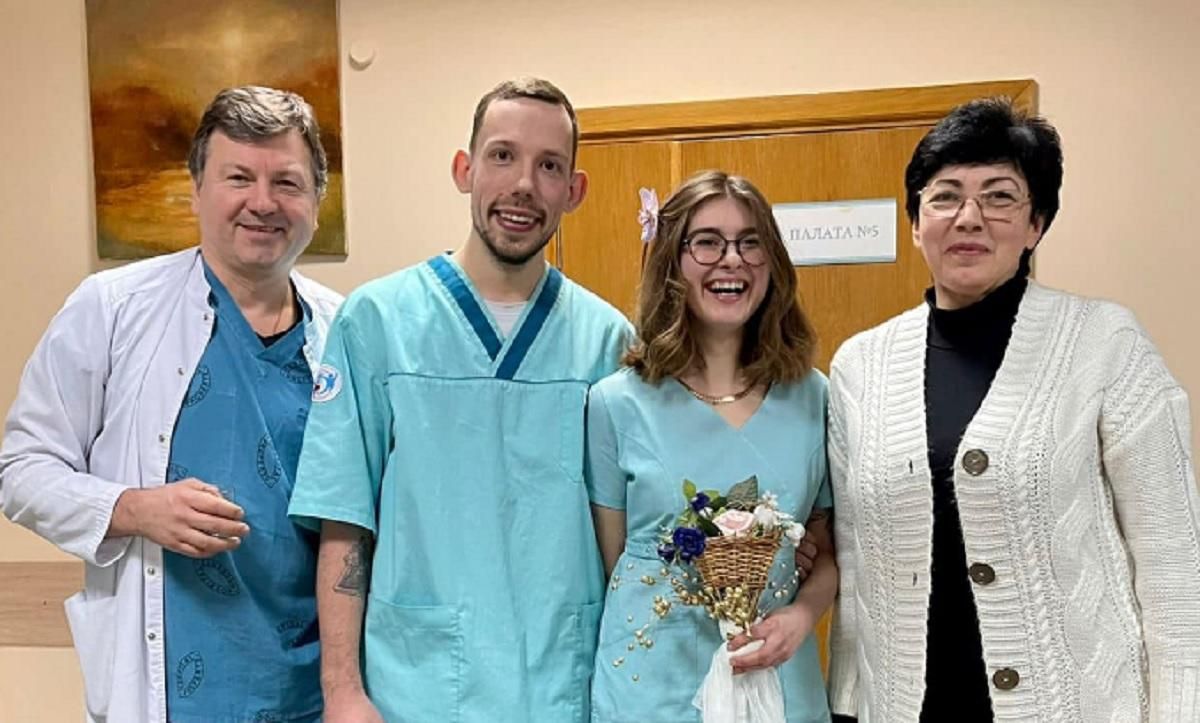 Жизнь продолжается: волонтер и медсестра поженились в пятый день войны Жизнь продолжается: волонтер и медсестра поженились в пятый день войны