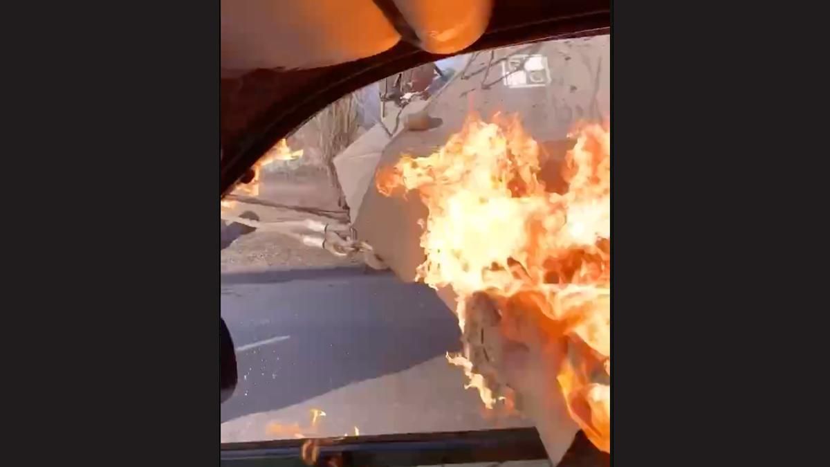 Украинцы забросали вражескую технику коктейлями Молотова прямо из своего авто: видеофакт