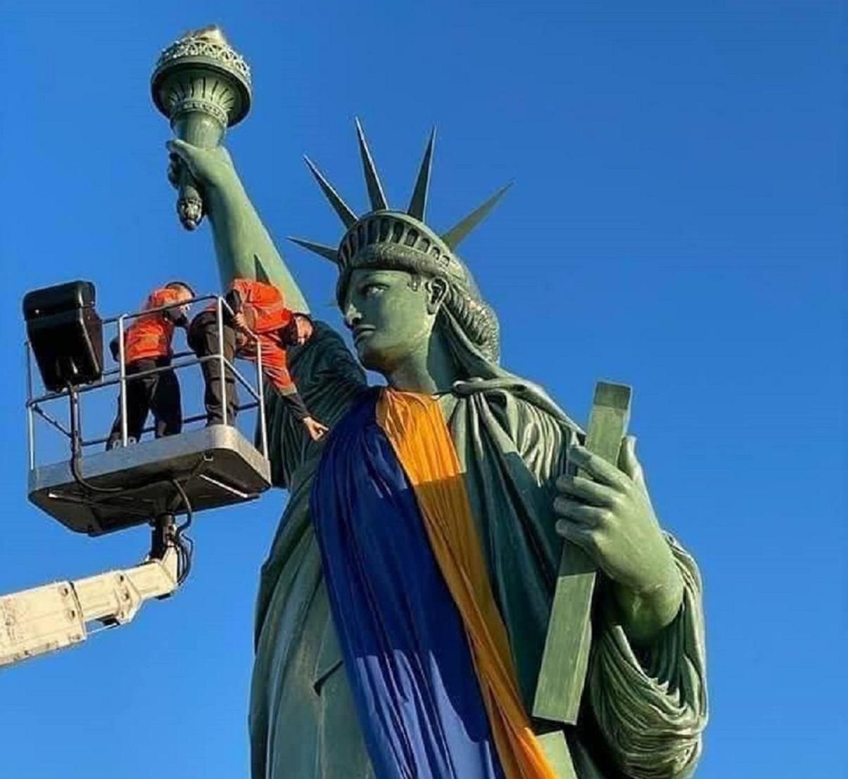 Статуя Свободы во Франции стала "украинской"