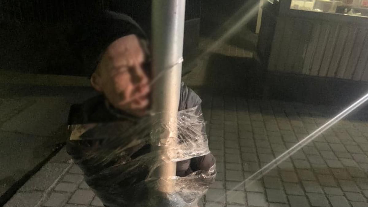 "Поцілувався" зі стовпом: у Чугуєві спіймали першого мародера - 24 Канал "Поцілувався" зі стовпом: у Чугуєві спіймали першого мародера - 24 Канал