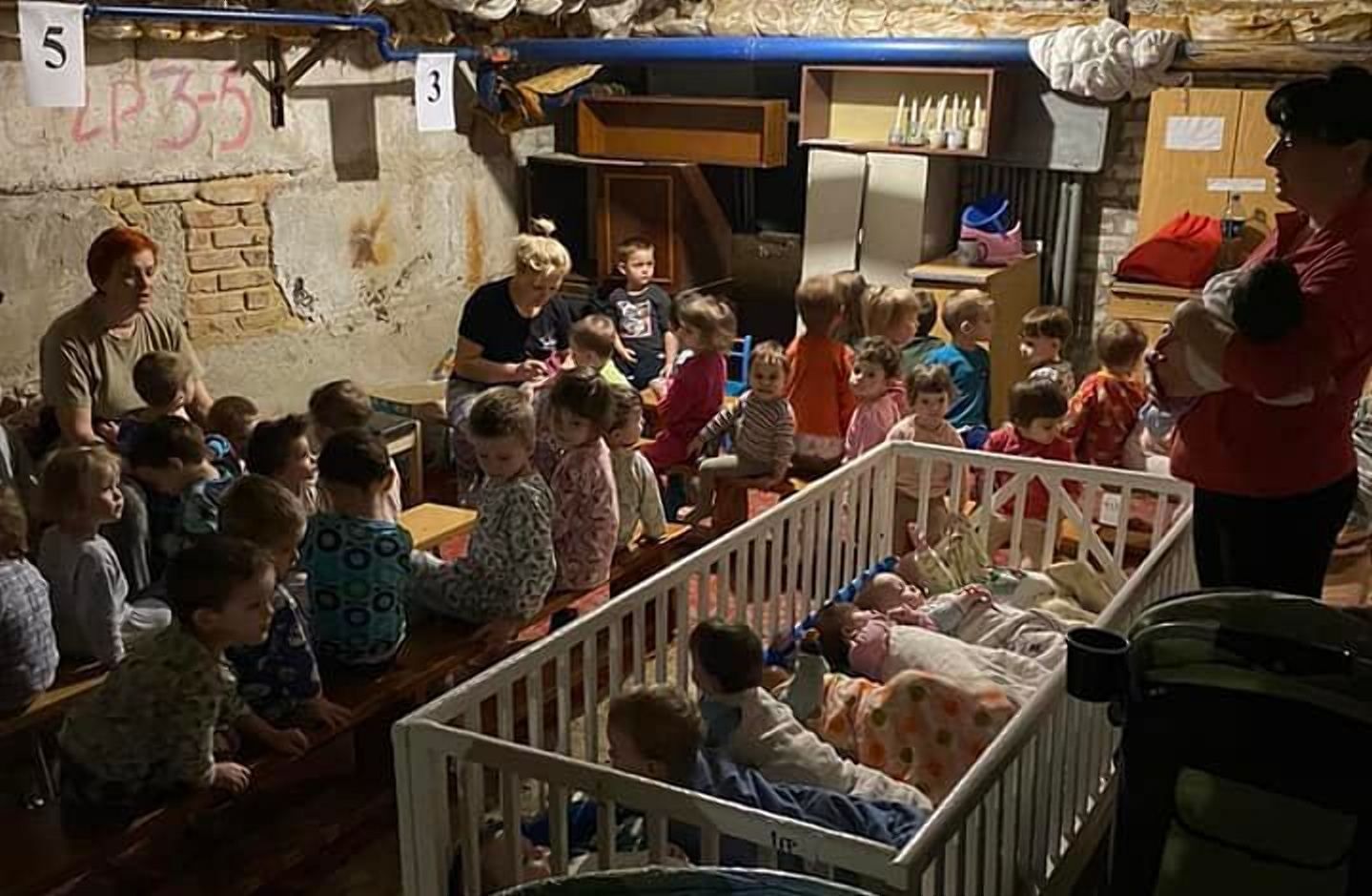 Діти-сироти перечікують тривогу в укритті: щемливе фото - 24 Канал Діти-сироти перечікують тривогу в укритті: щемливе фото - 24 Канал