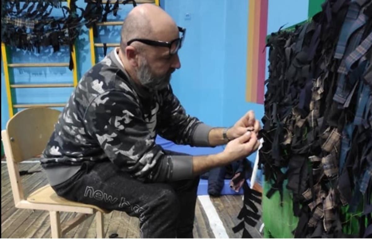 Подготовка к Ukrainian Fashion Week: дизайнер Серж Смолин плетет сетки для военных - 24 Канал Подготовка к Ukrainian Fashion Week: дизайнер Серж Смолин плетет сетки для военных - 24 Канал