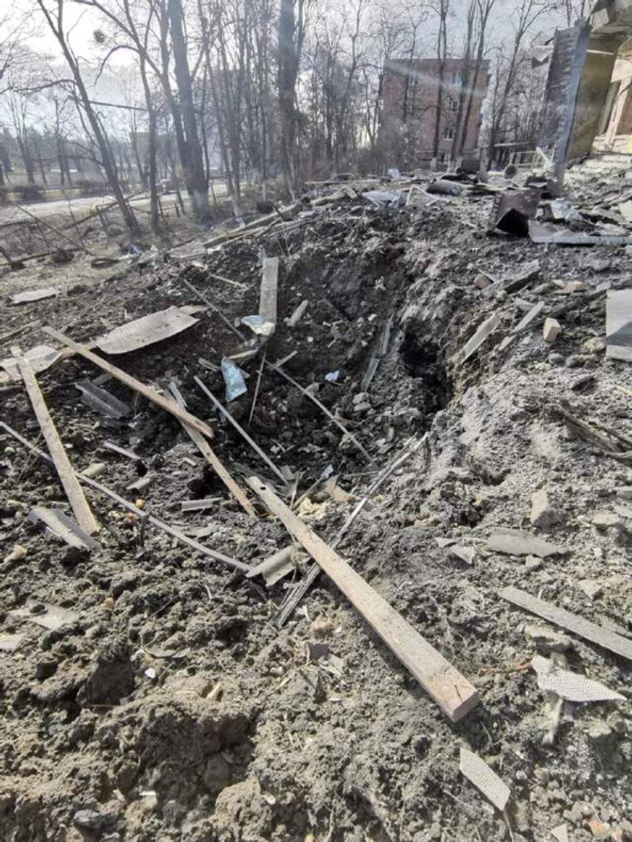 Від ракетних обстрілів, що влучили в 5-поверховий будинок у Василькові, загинуло 2 людей - 24 Канал Від ракетних обстрілів, що влучили в 5-поверховий будинок у Василькові, загинуло 2 людей - 24 Канал