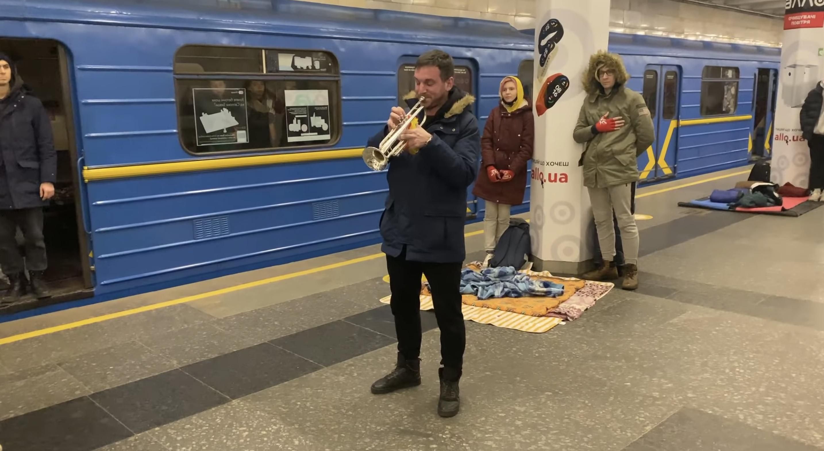 Цей народ не перемогти: чоловік у київському метро зіграв гімн України – зворушливе відео - 24 Канал