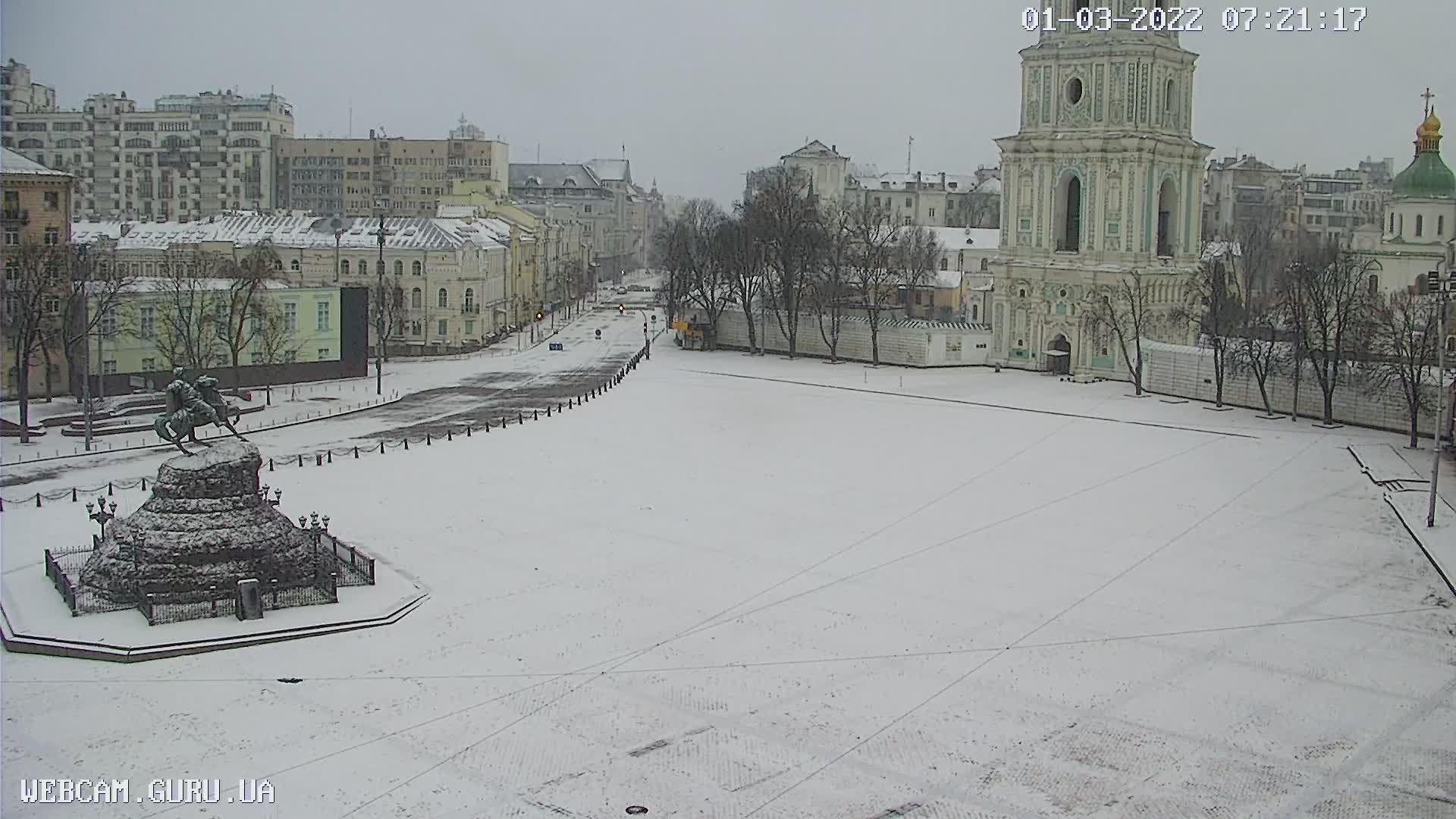 Может прикрыть метки диверсантов: в первый день весны Киев припорошило снегом