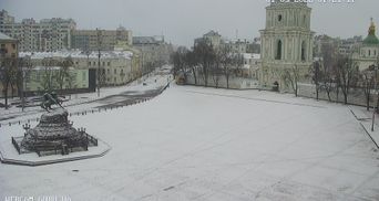 Может прикрыть метки диверсантов: в первый день весны Киев припорошило снегом
