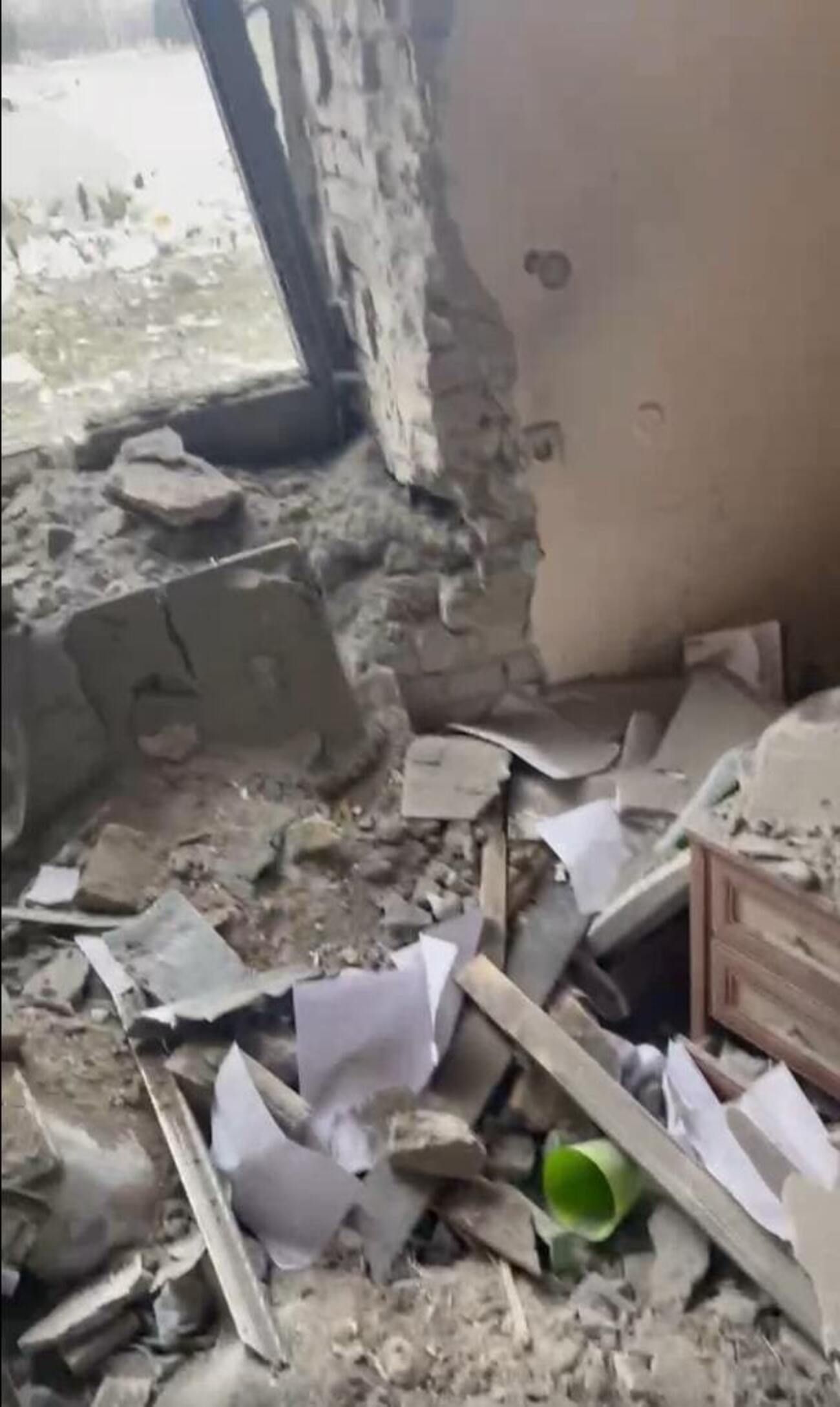 Последствия удара по площади Свободы в Харькове: видео изнутри обладминистрации
Последствия удара по площади Свободы в Харькове: видео изнутри обладминистрации