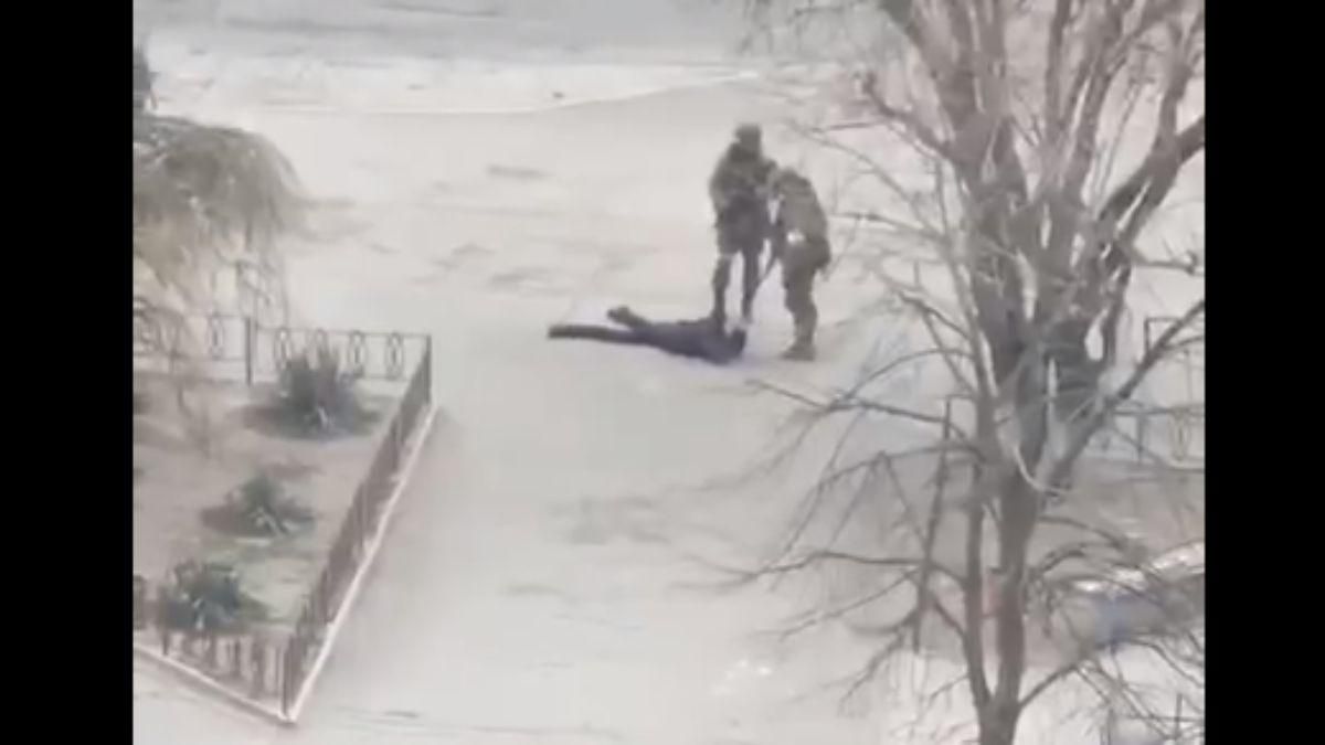 В Херсоне оккупанты берут в плен прохожих В Херсоне оккупанты берут в плен прохожих