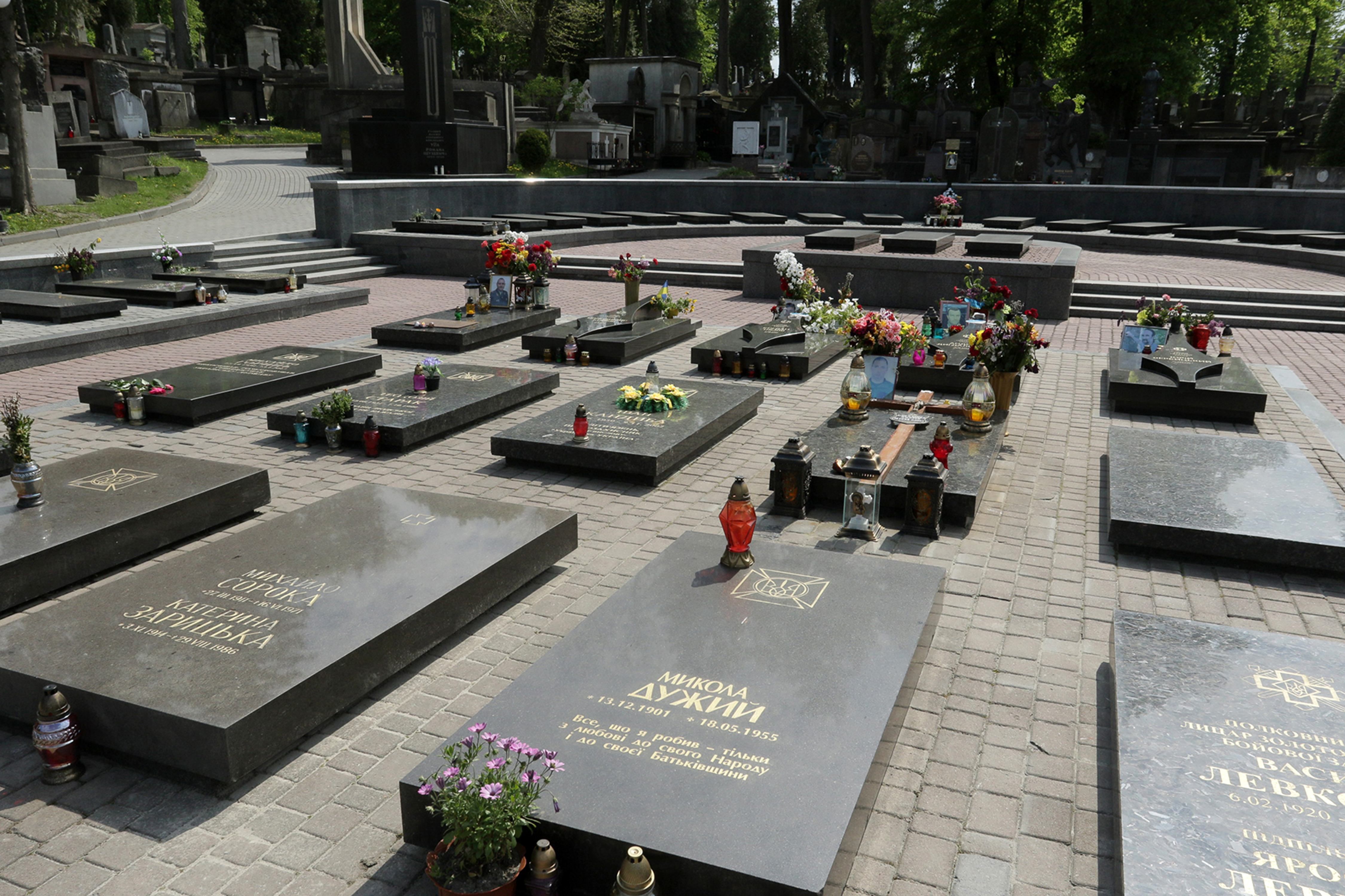 Российские орки оккупировали территорию кладбища в Бердянске
