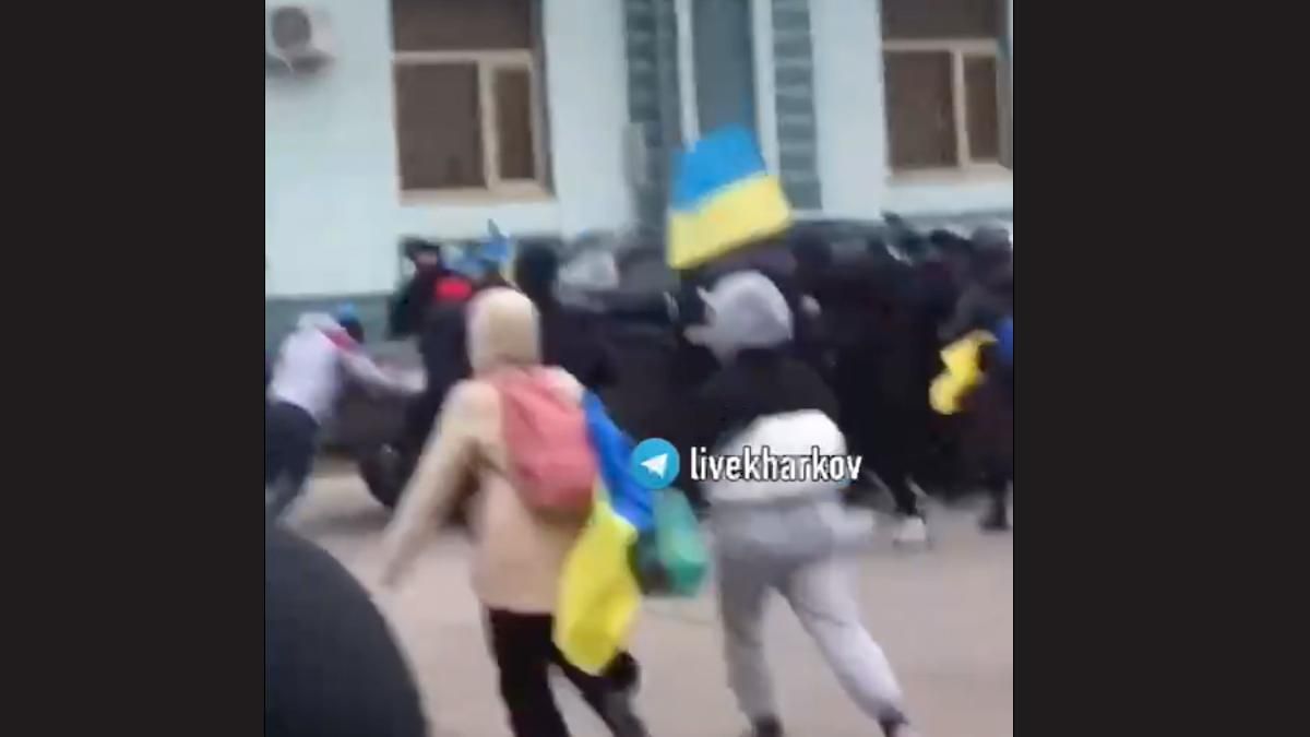 Кидаються під колеса з українськими прапорами: у Куп'янську місцеві жителі не здаються - 24 Канал