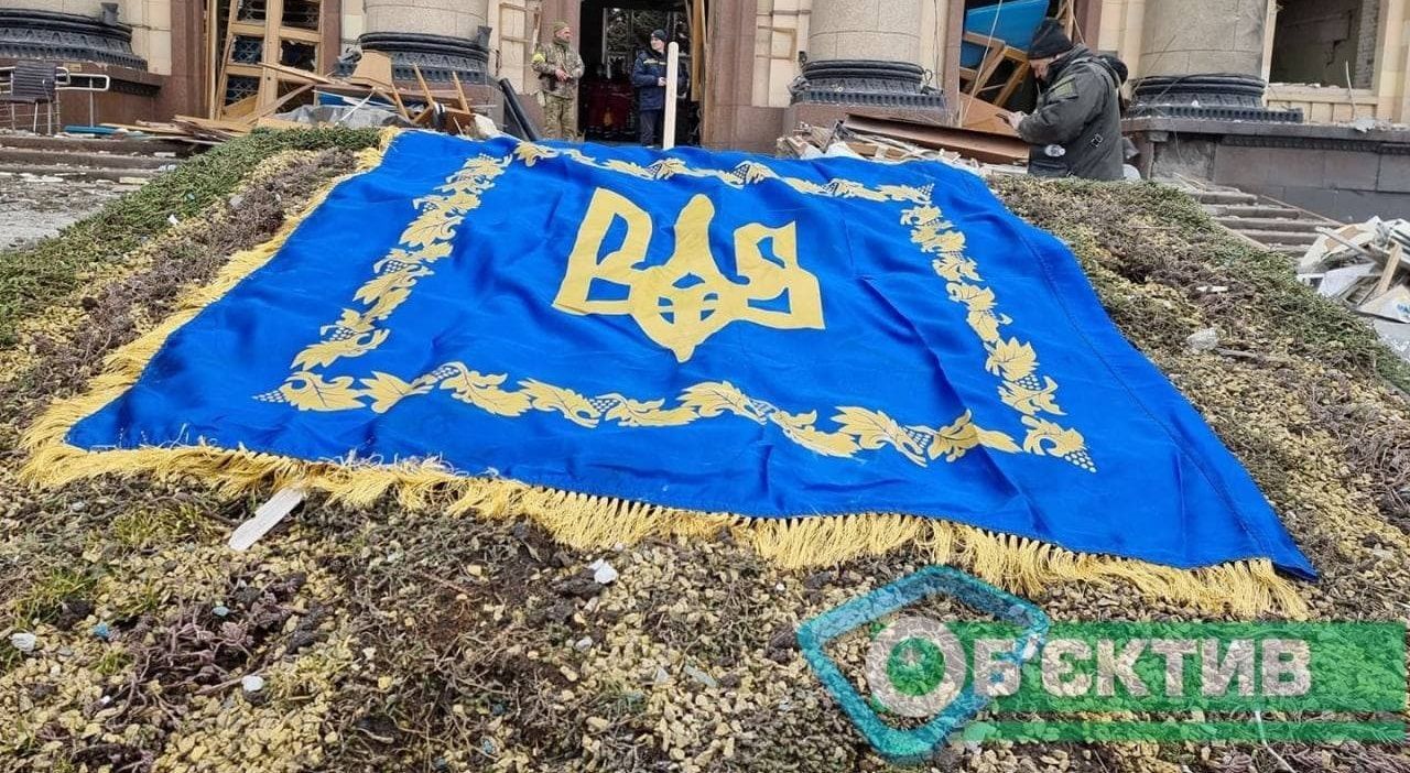 Клумбу з Гербом України біля будівлі розбомбленої Харківської ОДА вже відновили