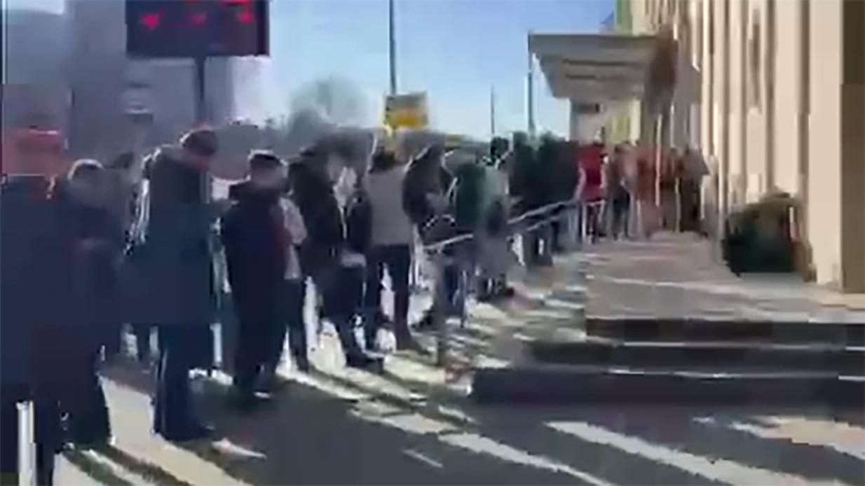 Проснулись в новой реальности: в Москве длинные очереди в банкоматы Проснулись в новой реальности: в Москве длинные очереди в банкоматы
