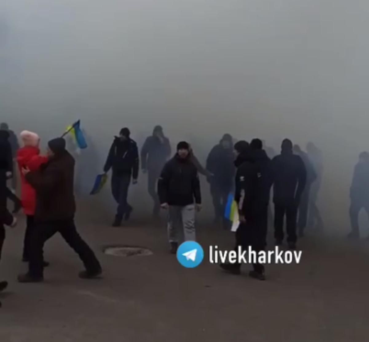 Российская армия разгоняет жителей Купянска, которые вышли на митинг с украинскими флагами