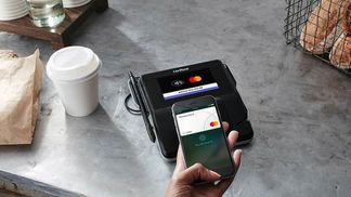 Українців закликають розраховуватися картками, де це можливо