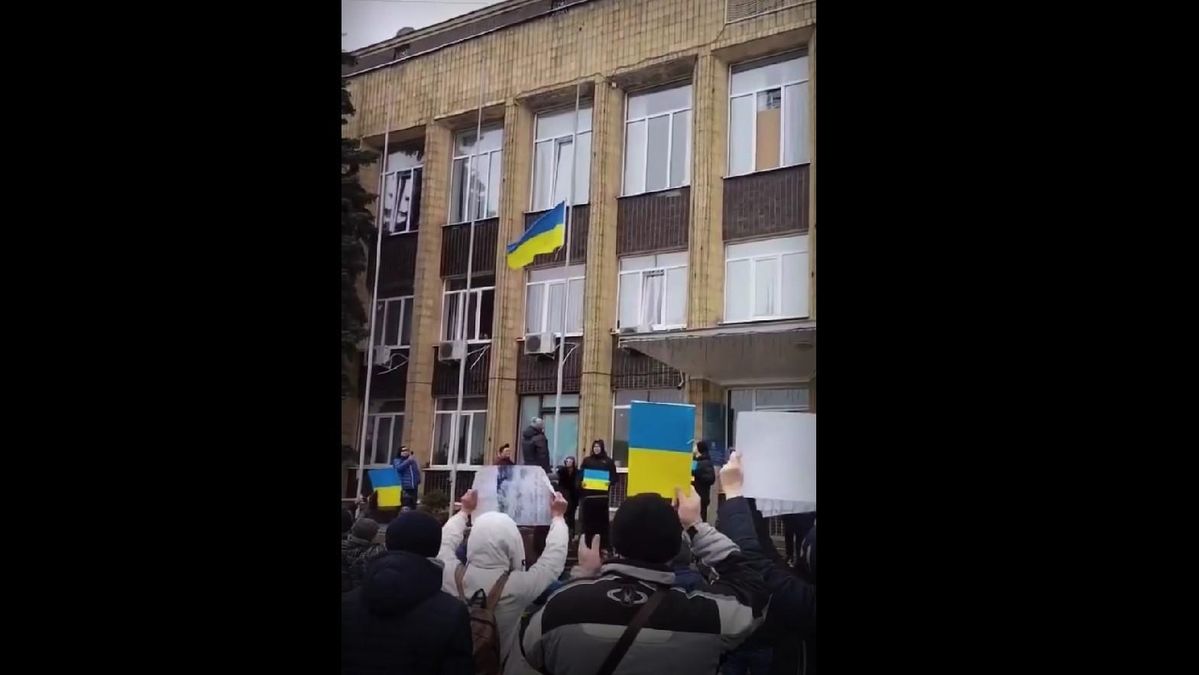 Купянск не сдается: горожане подняли украинский флаг возле мэрии Купянск не сдается: горожане подняли украинский флаг возле мэрии