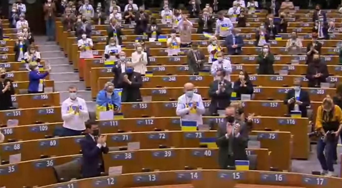 Депутати Європарламенту прийшли на засідання у синьо-жовтих футболках: фото - 24 Канал