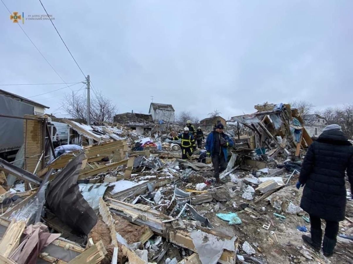 На Киевщине в результате бомбардировки дом разнесло вдребезги: женщина погибла, а ее муж пропал