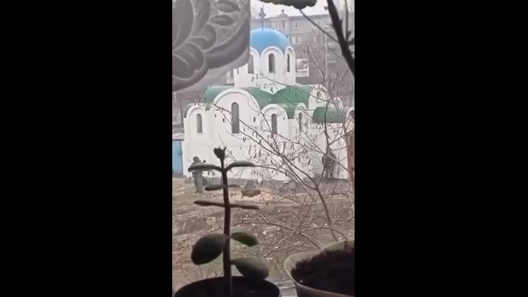 "Це просто сюр": окупант здійснює намаз біля Української православної церкви – відеофакт - 24 Канал