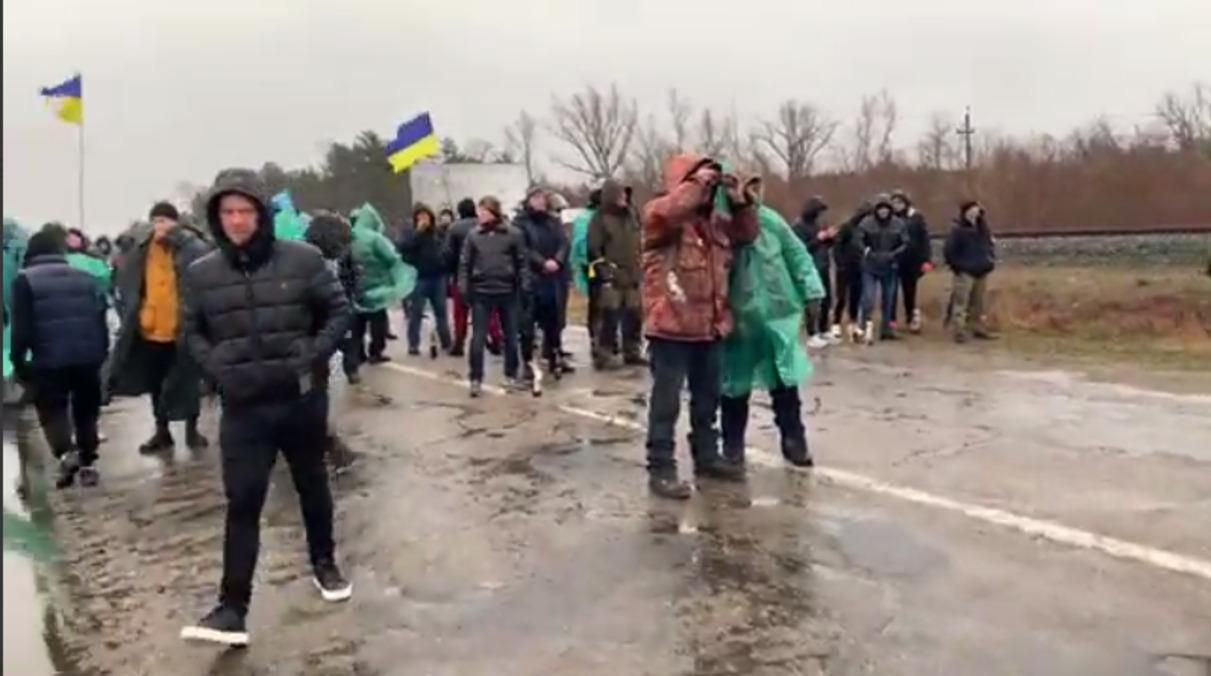 Буде "теплий" прийом: мешканці Енергодару вийшли з коктейлями Молотова на захист міста - 24 Канал