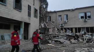 Внаслідок ворожого обстрілу у Києві вибухнула адмінбудівля