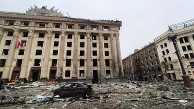 Зруйновані будинки й загиблі люди: жахливі фото з проспекту Свободи Харкова після обстрілу  