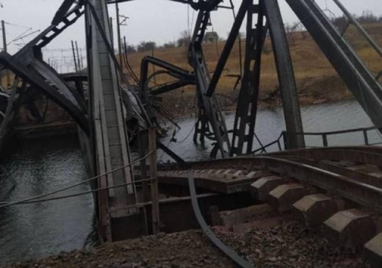 Оккупанты разрушили железнодорожный мост в Васильевке на юг Запорожской области - 24 Канал