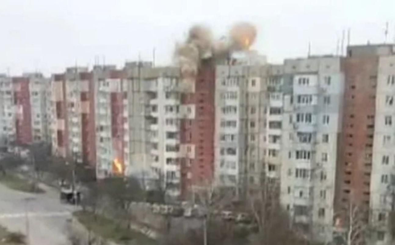 Окупанти продовжують обстрілювати Херсон: влучили у багатоповерхівку - 1 марта 2022 - 24 Канал Окупанти продовжують обстрілювати Херсон: влучили у багатоповерхівку - 1 марта 2022 - 24 Канал