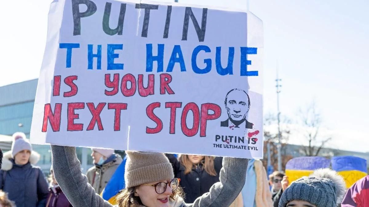 "Путин, тебя ждет Гаага": мэр Вильнюса сделал надпись на дороге против российского посольства - 24 Канал "Путин, тебя ждет Гаага": мэр Вильнюса сделал надпись на дороге против российского посольства - 24 Канал