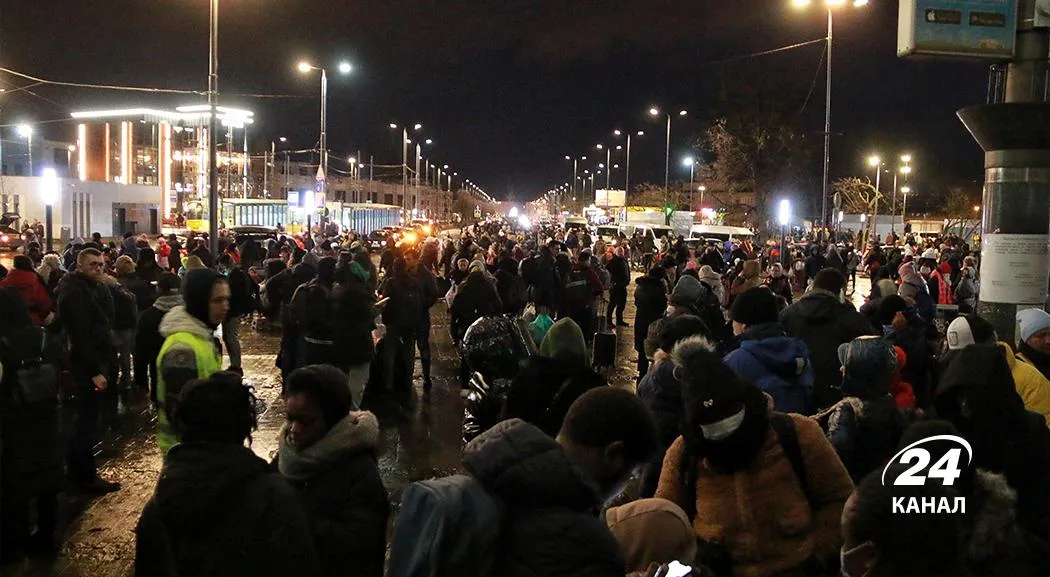 люди, біженці, львів, вокзал люди, біженці, львів, вокзал