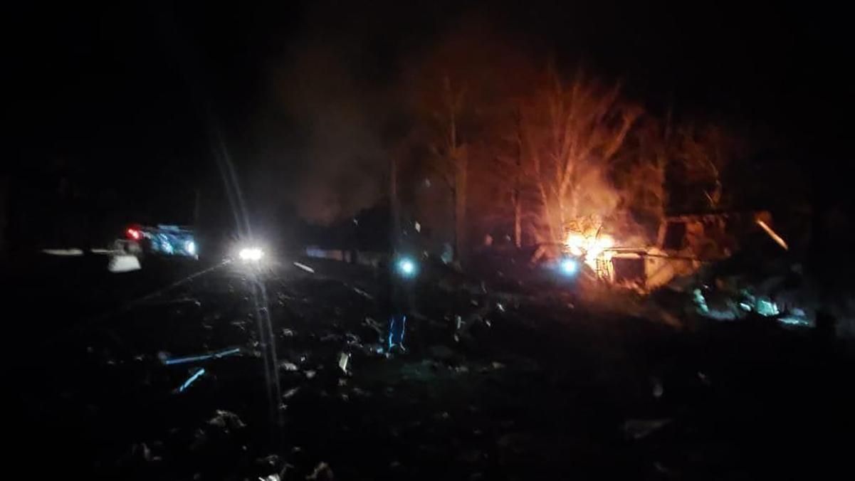 Люди допомагають ліквідовувати наслідки пожежі після вибуху в районі лікарні у Житомирі - 24 Канал Люди допомагають ліквідовувати наслідки пожежі після вибуху в районі лікарні у Житомирі - 24 Канал