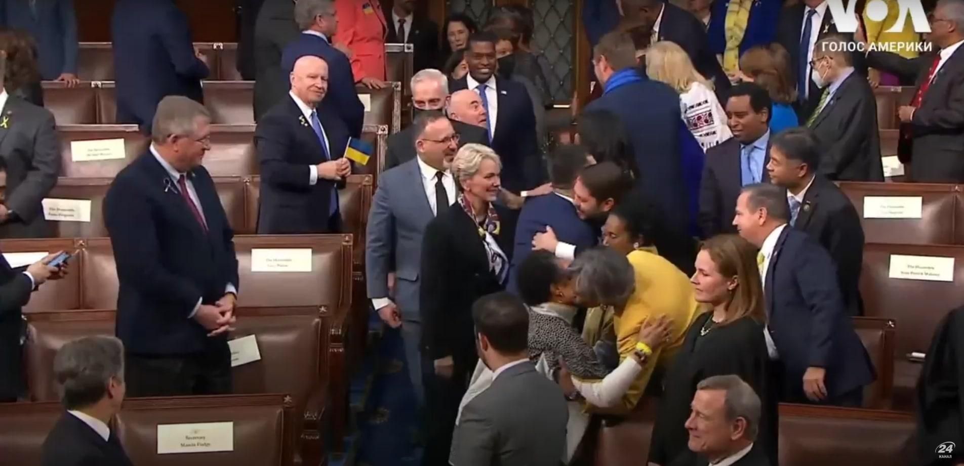 Конгресмени США прийшли з українськими прапорами і символікою на виступ Байдена - 24 Канал Конгресмени США прийшли з українськими прапорами і символікою на виступ Байдена - 24 Канал