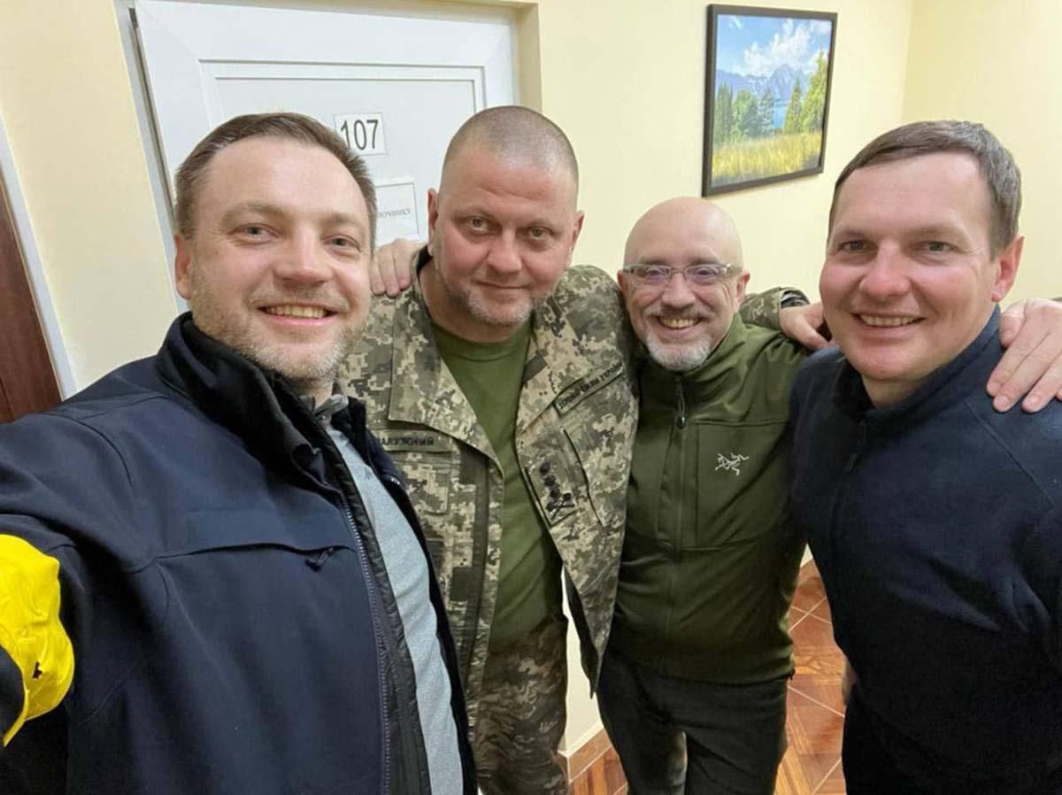 Монастирський, Залужний, Резніков і Єнін показали, як мають фотографуватися бойові побратими - 24 Канал Монастирський, Залужний, Резніков і Єнін показали, як мають фотографуватися бойові побратими - 24 Канал