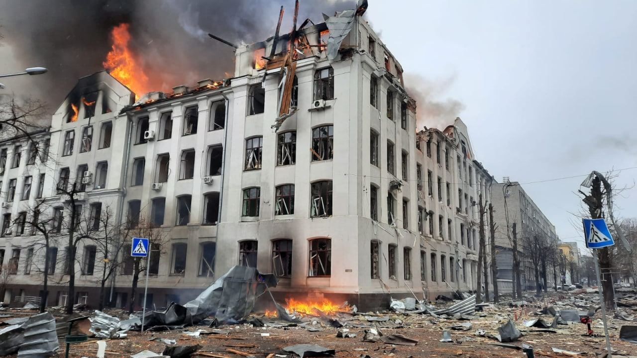 У ДСНС показали наслідки обстрілу будівлі поліції у Харкові: моторошне відео - 24 Канал