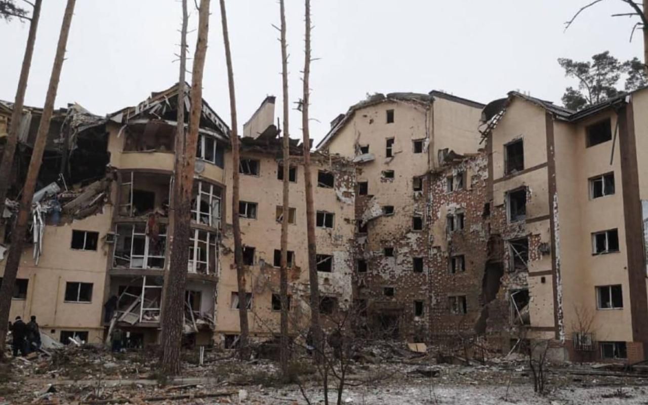 Оккупанты бомбили Ирпень: видео разрушенных жилых домов