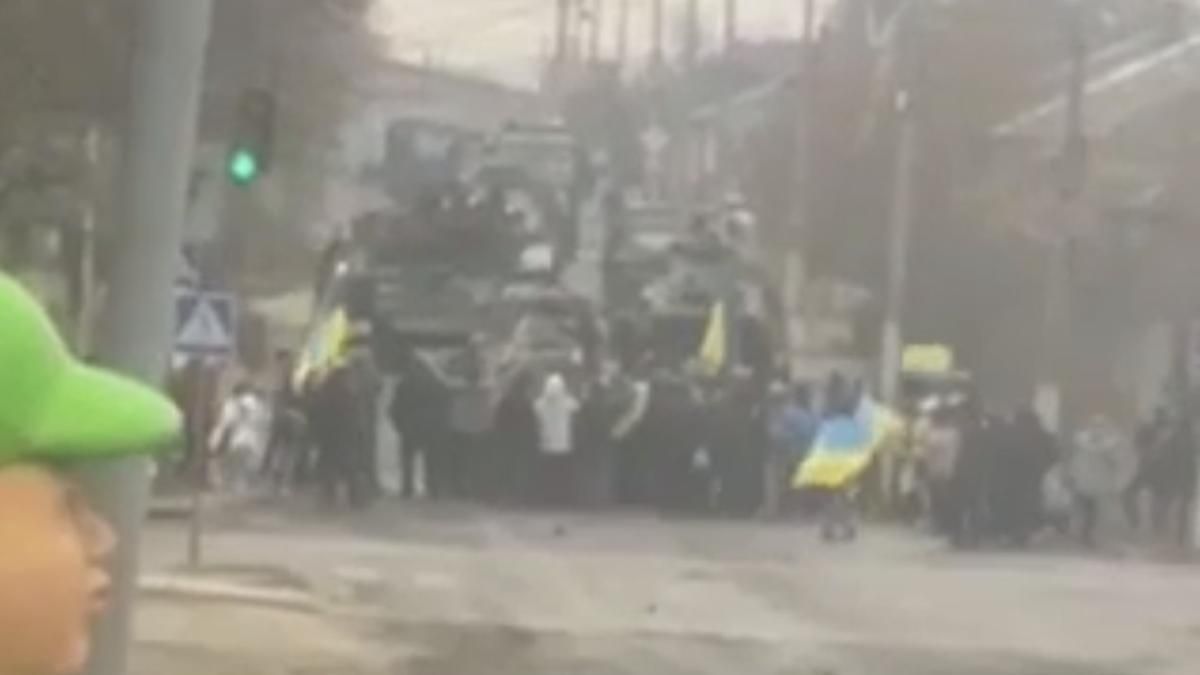 У Старобільську на Луганщині люди блокують колони російської техніки - 24 Канал У Старобільську на Луганщині люди блокують колони російської техніки - 24 Канал