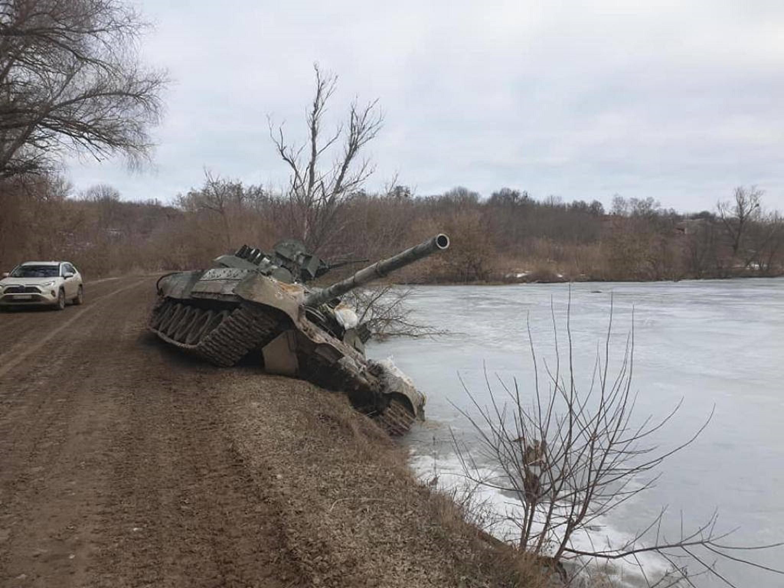 Тероборона на Сумщині отримала нові бойові трофеї: фото захоплених російських танків - 24 Канал