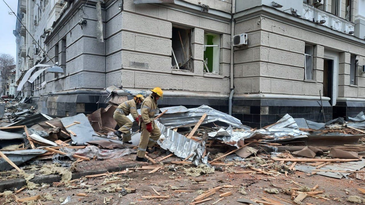 Утренний обстрел СБУ и полиции в Харькове: известно о 4 погибших Утренний обстрел СБУ и полиции в Харькове: известно о 4 погибших