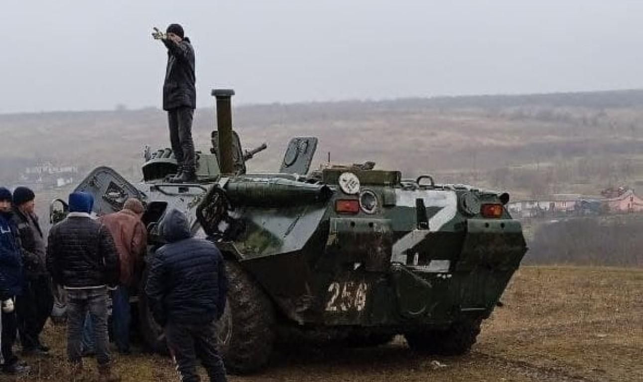 В Николаевской области местные захватили вражеский БТР: фотофакт