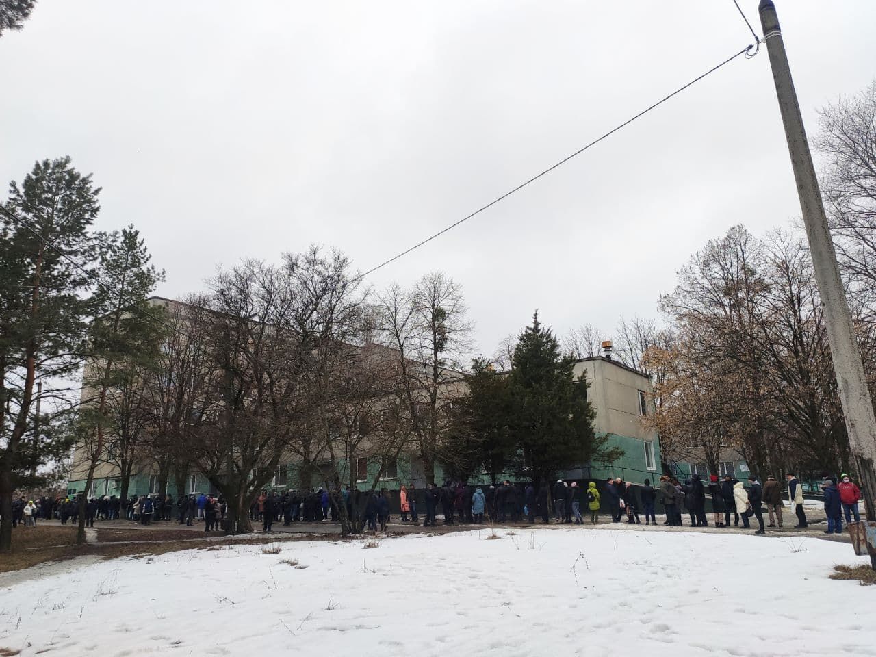 В Харькове очередь за бесплатными продуктами В Харькове очередь за бесплатными продуктами