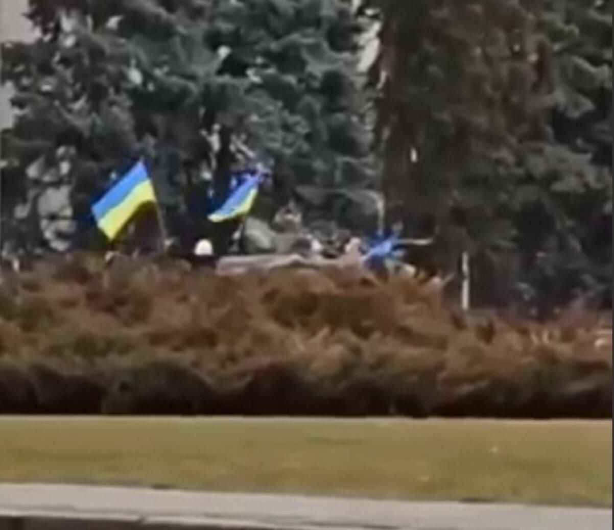 В Херсоне местные отобрали у оккупантов флаг Украины - 24 Канал