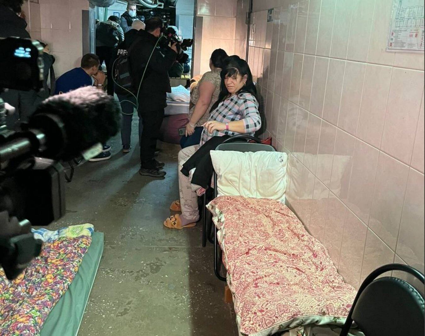 Іноземні журналісти приїхали в пологий у Києві, аби показати правду про звірства Росії - Київ Іноземні журналісти приїхали в пологий у Києві, аби показати правду про звірства Росії - Київ