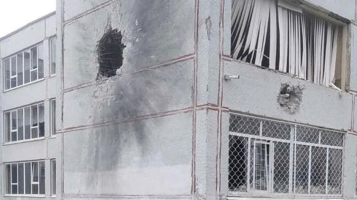 Российский снаряд ударил в школу в Харькове: фото из разрушенного класса