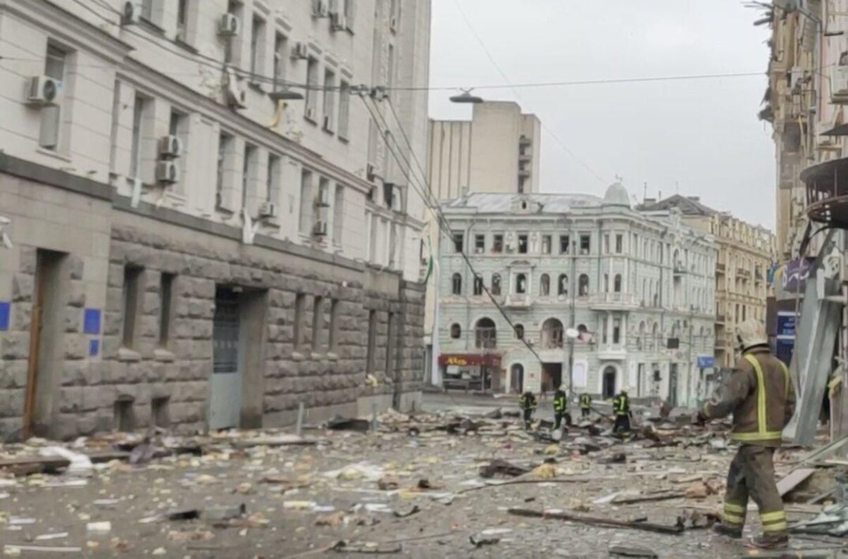 Рятувальники з'ясовують масштаби руйнації після атаки центру Харкова - 24 Канал