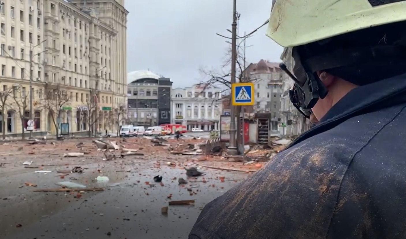 Спасатели в Харькове вынуждены покинуть место происшествия из-за новых атак - 24 Канал Спасатели в Харькове вынуждены покинуть место происшествия из-за новых атак - 24 Канал