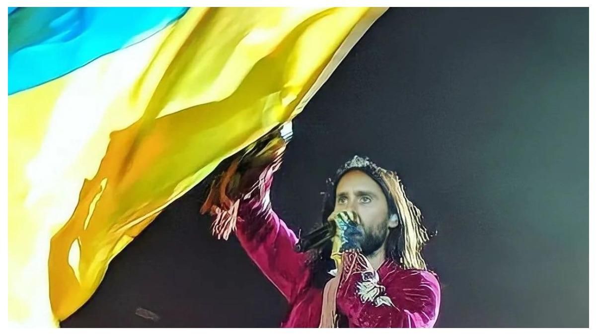 С сине-желтым флагом: Джаред Лето эмоционально поддержал Украину