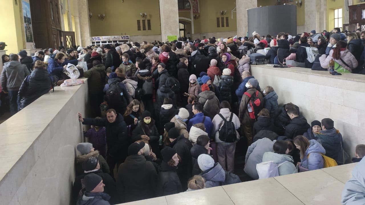 В Харькове организовали эвакуацию людей: фото и видео с переполненного вокзала - 24 Канал