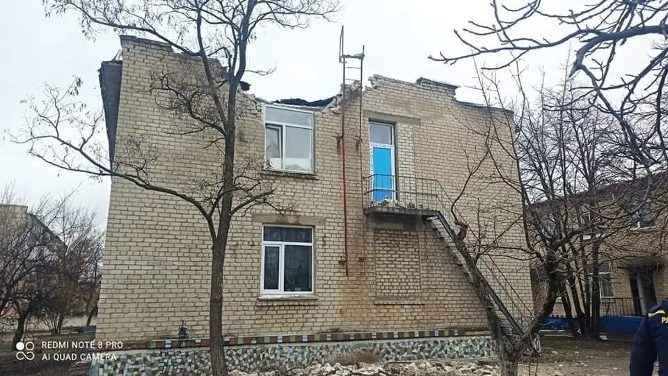 Снаряды повредили крышу здания. Снаряды повредили крышу здания.