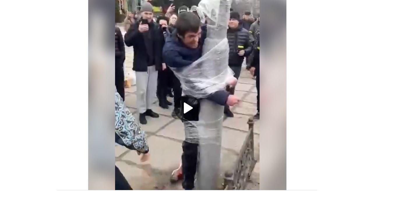 "Ніхто не церемониться": у Нетішині спіймали та покарали мародера, відео - 2 марта 2022 - 24 Канал "Ніхто не церемониться": у Нетішині спіймали та покарали мародера, відео - 2 марта 2022 - 24 Канал