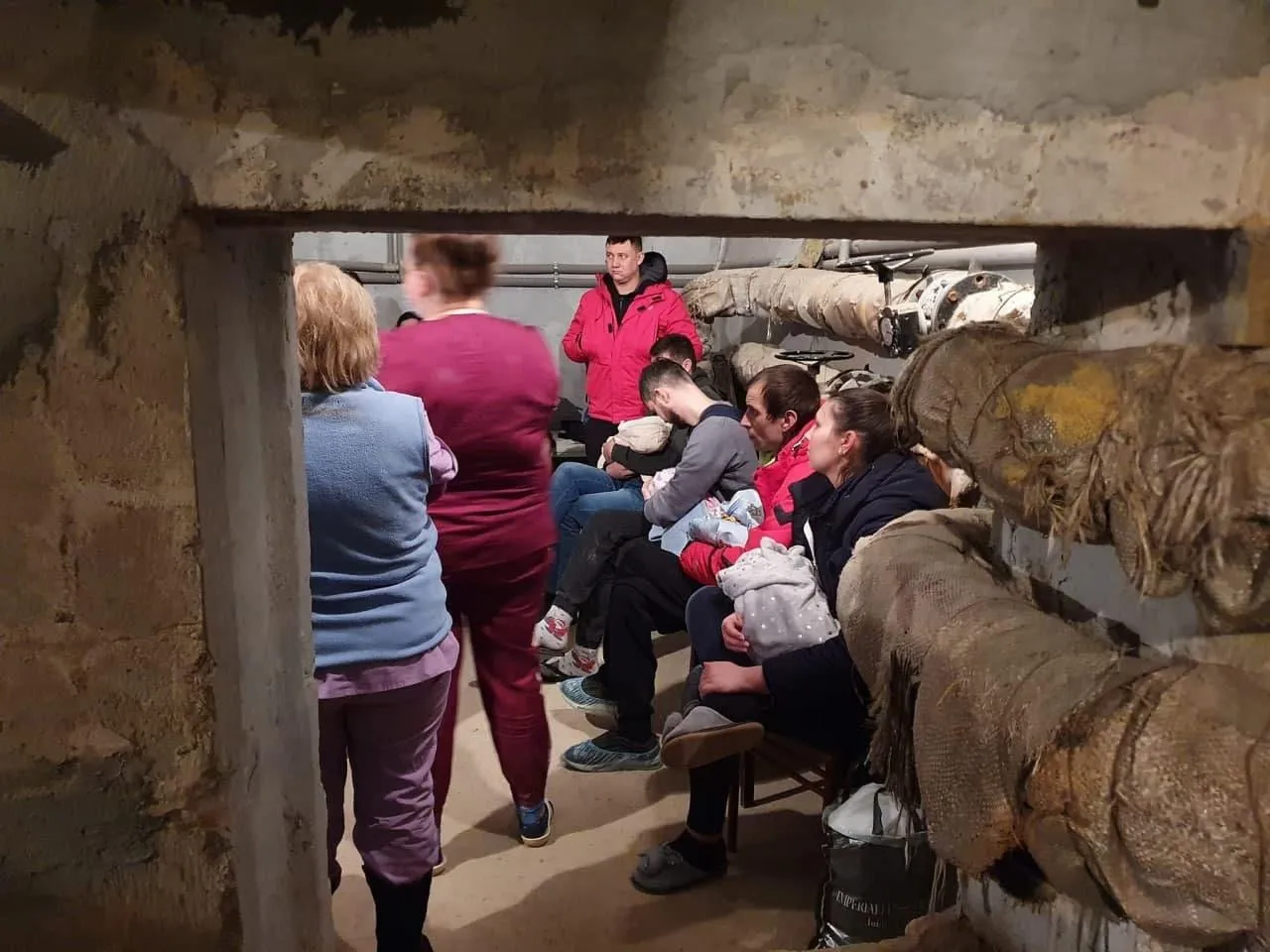 Люди ховалися у бомбосховищі / Фото з телеграму Олексія Гончаренка