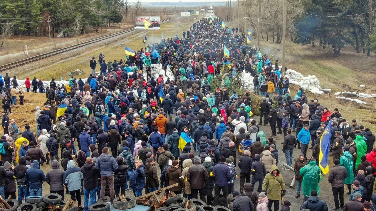 Уже втретє: Енергодар встає стіною на в’їзді до міста, блокуючи вхід окупантам - 24 Канал